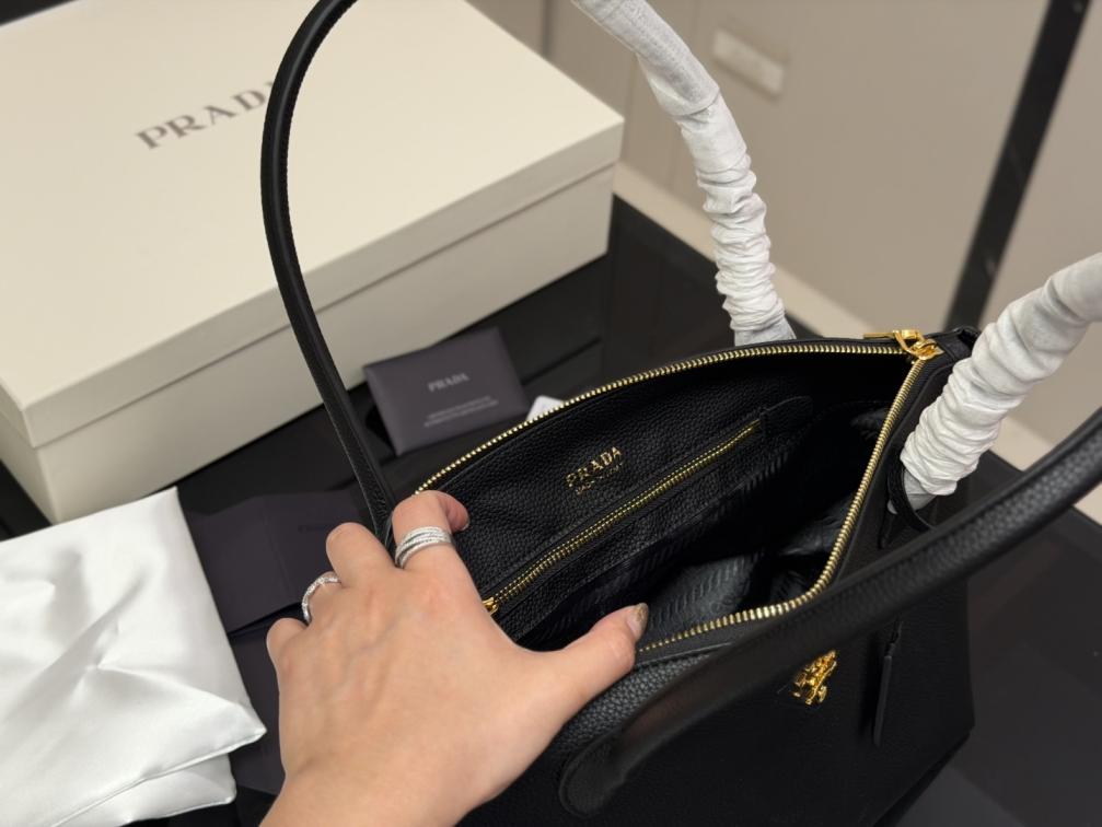 Prada Bonnie hand bag