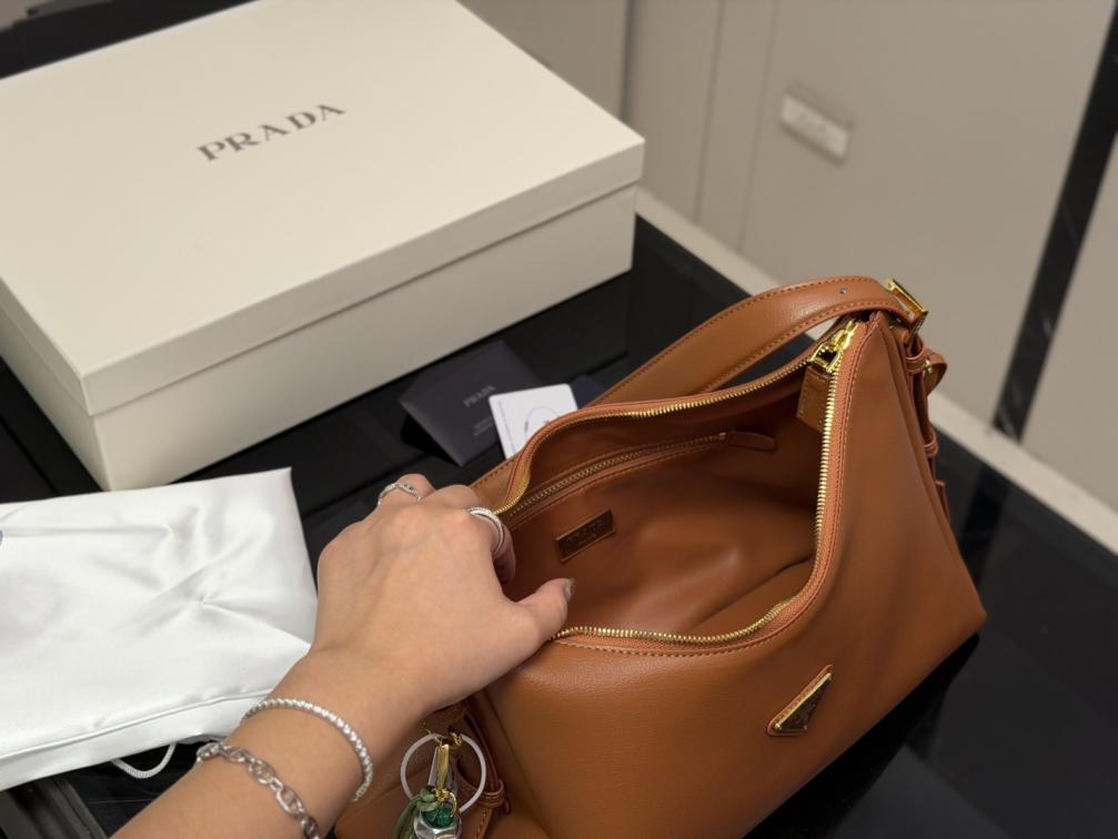 Prada Bonnie hand bag