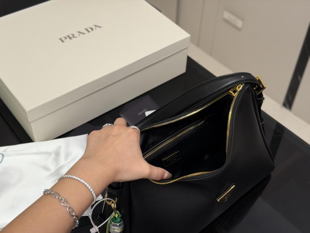 Prada Bonnie hand bag