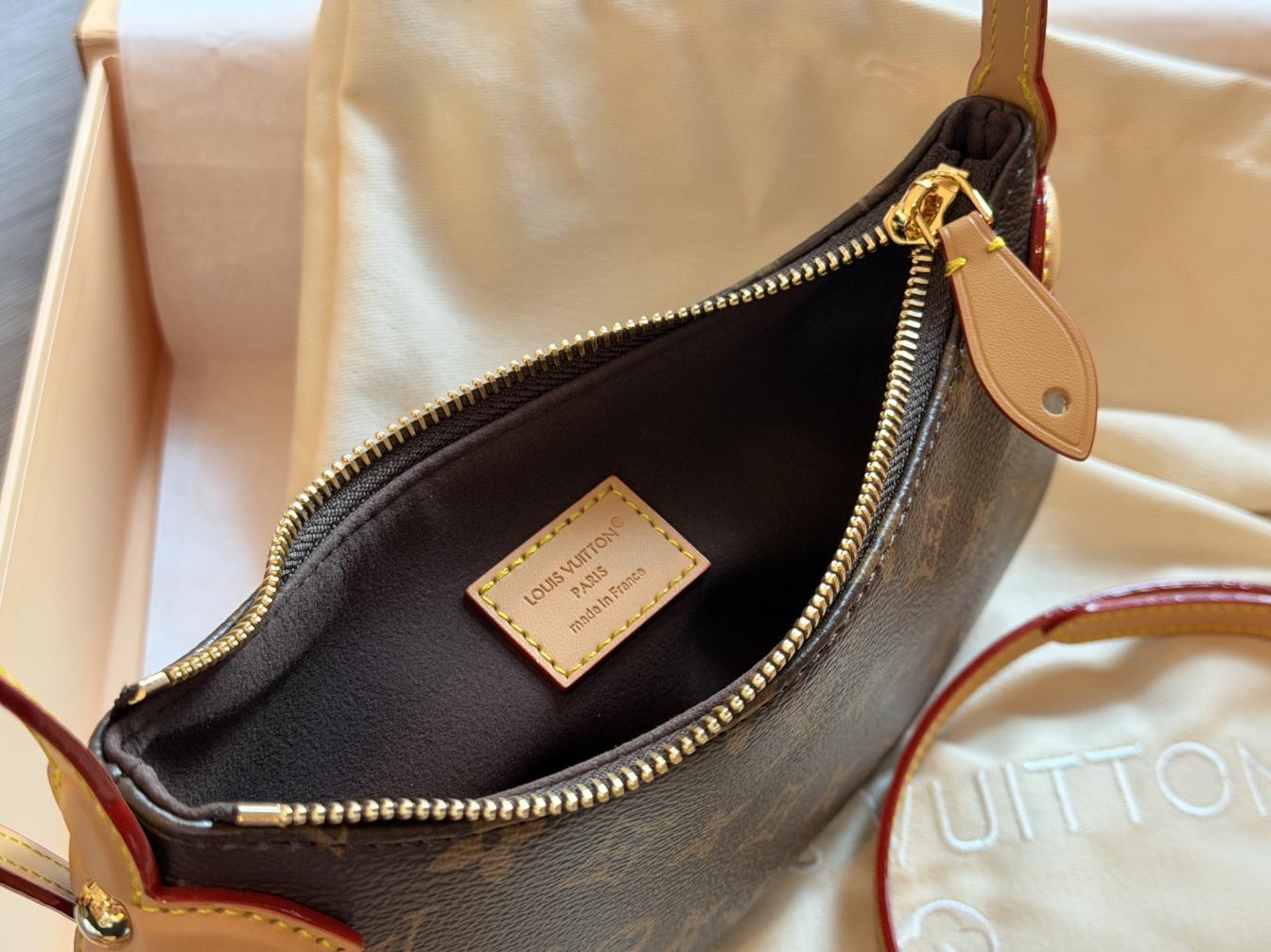 Lv Louis vuitton monogram pochette